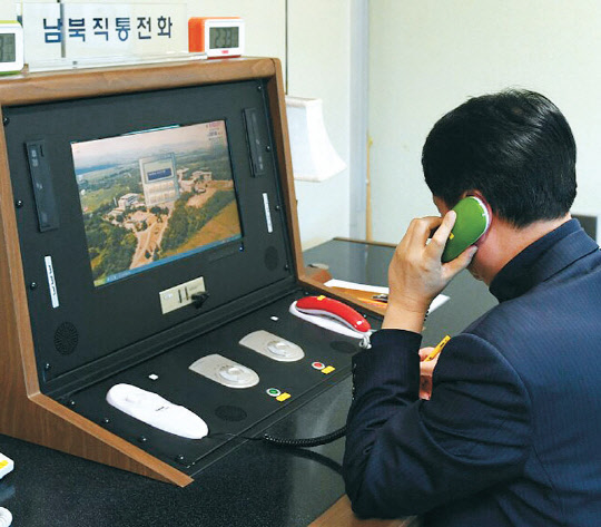 개성공단 가동 중단 이후 완전히 끊겼던 남북 연락채널이 1년11개월만에 복구된 3일 오후 우리측 연락관이 북측과 통화를 위해 판문점 공동경비구역(JSA) 내 연락사무소 '남북직통전화'를 점검하고 있다.    연합뉴스